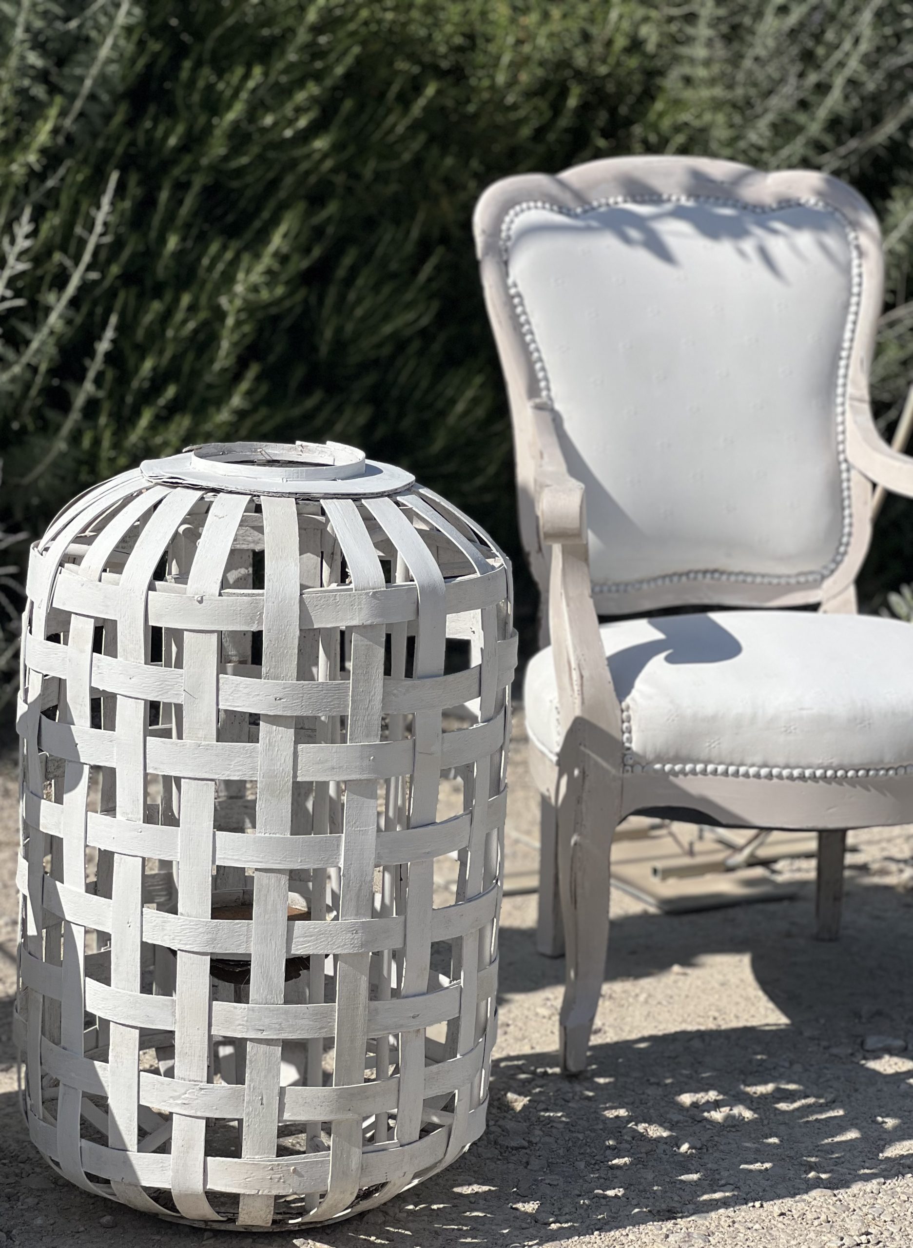 Ajoutez une touche méditerranéenne à votre événement avec notre fauteuil marseillais coloré, offrant confort et style. Accompagné d'une lanterne élégante, qui diffuse une lumière douce et chaleureuse, cet ensemble crée une ambiance accueillante et romantique. Idéal pour les mariages et réceptions, il invite vos invités à se détendre tout en apportant une atmosphère festive et conviviale. Ajoutez une touche méditerranéenne à votre événement avec notre fauteuil marseillais coloré, offrant confort et style. Accompagné d'une lanterne élégante, qui diffuse une lumière douce et chaleureuse, cet ensemble crée une ambiance accueillante et romantique. Idéal pour les mariages et réceptions, il invite vos invités à se détendre tout en apportant une atmosphère festive et conviviale.