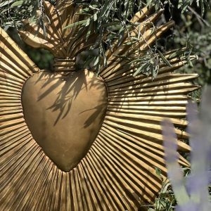 Ex-Voto pour Mariage, Décoration de Cérémonie de Mariage, Ex-Voto en Bois, en Métal ou en Verre, Décoration Élégante pour Mariage en Plein Air ou en Intérieur, Ex-Voto pour Réception de Mariage, Décor de Mariage avec Ex-Voto, Décoration de Mariage Traditionnel ou Laïque, Ex-Voto pour Faire des Vœux de Mariage