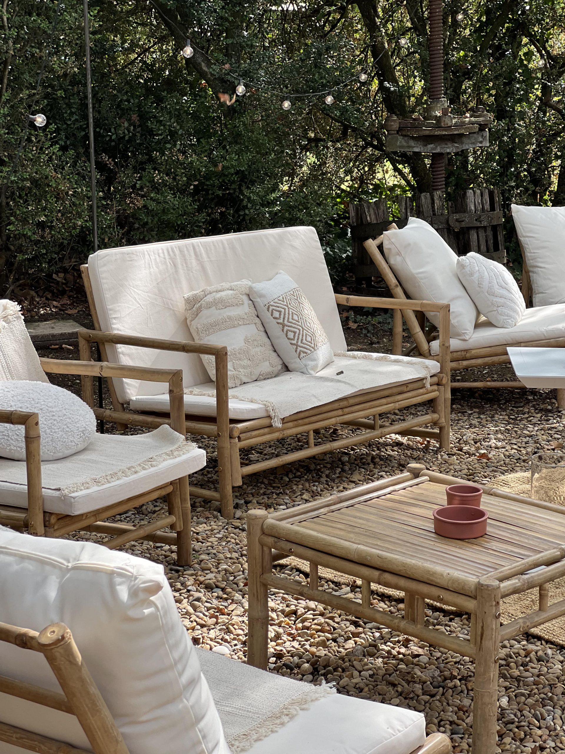 Salon en bambou pour coin élégant et tranquille pour un mariage Salon en bambou pour coin élégant et tranquille pour un mariage