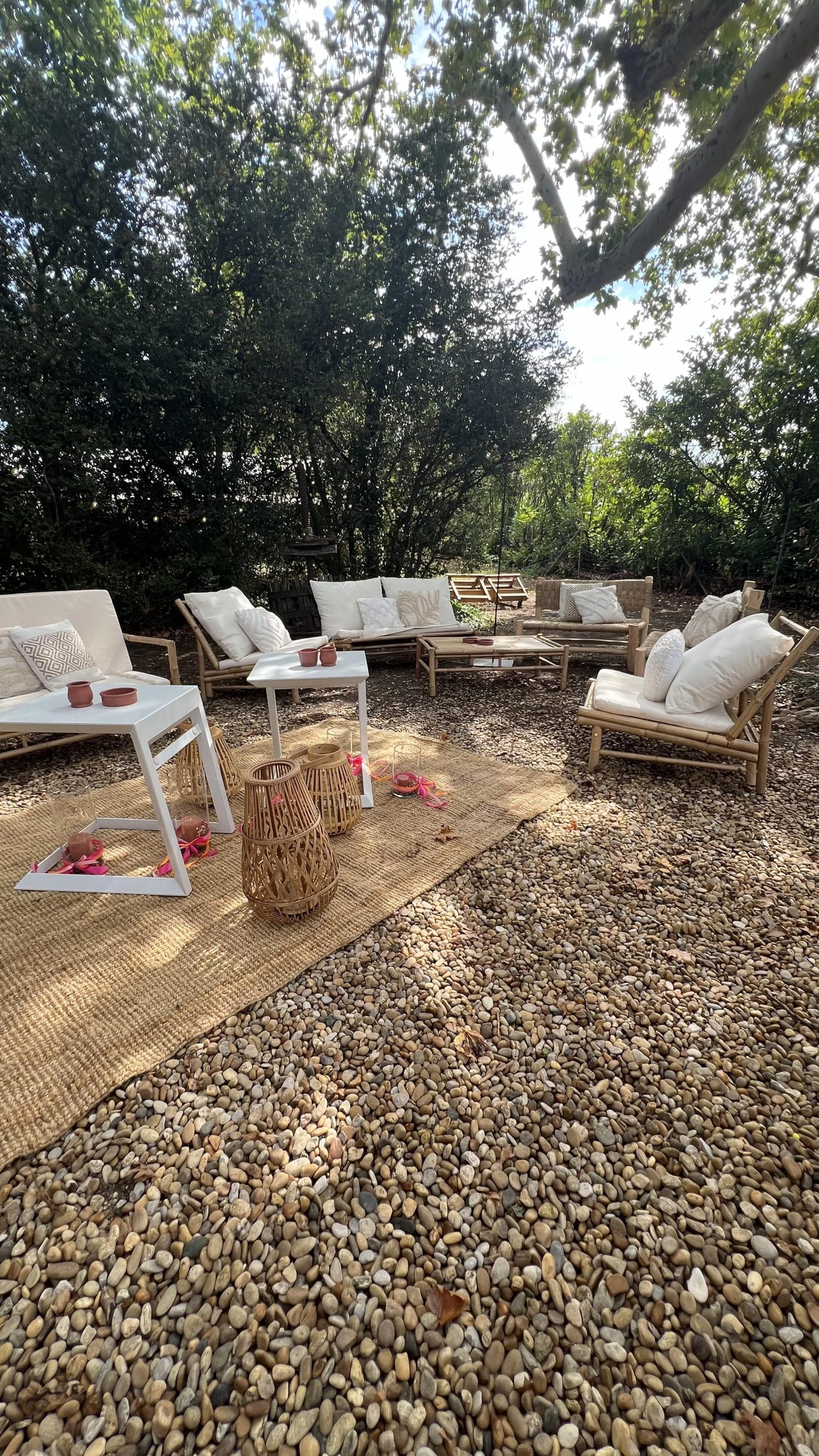 Salon en bambou pour coin élégant et tranquille pour un mariage Salon en bambou pour coin élégant et tranquille pour un mariage