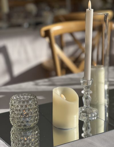 Pack premium décoration de table mariage - Créez une ambiance lumineuse et élégante grâce à nos photophores et bougeoirs transparents ainsi que nos marque table. Qu'ils soient utilisés pour un mariage, un dîner romantique, un anniversaire ou une décoration intérieure, ces accessoires intemporels subliment chaque espace avec leur design épuré et raffiné. Leur transparence permet de magnifier la lumière des bougies tout en s’adaptant à tous les styles de décoration, que ce soit moderne, minimaliste ou classique. Offrez une atmosphère chaleureuse et sophistiquée où chaque détail compte. Parfaits pour illuminer vos plus beaux moments avec délicatesse et style.