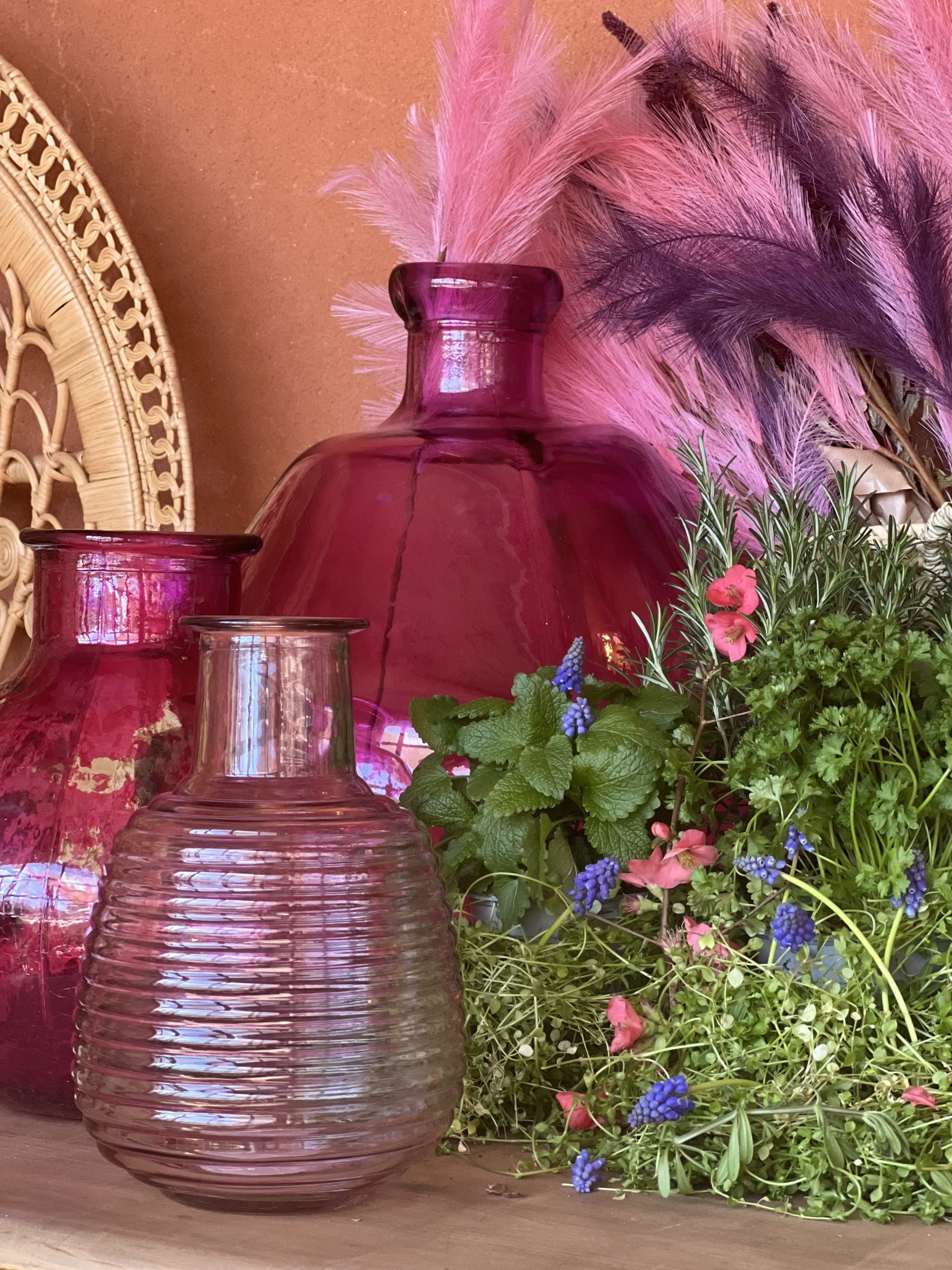 Égayez vos mariages, baptêmes, anniversaires et autres célébrations avec nos dames Jeanne colorées, un élément décoratif à la fois tendance et intemporel. Ces bouteilles en verre soufflé, disponibles dans une palette de couleurs vibrantes, apportent une touche d’élégance et de charme vintage à votre décoration. Utilisées comme vases pour des fleurs fraîches ou comme pièces maîtresses sur vos tables, les dames Jeanne créent une ambiance chaleureuse et accueillante, invitant vos invités à admirer chaque détail. Optez pour ces accessoires décoratifs uniques pour embellir vos événements et laissez une impression durable sur vos convives. Égayez vos mariages, baptêmes, anniversaires et autres célébrations avec nos dames Jeanne colorées, un élément décoratif à la fois tendance et intemporel. Ces bouteilles en verre soufflé, disponibles dans une palette de couleurs vibrantes, apportent une touche d’élégance et de charme vintage à votre décoration. Utilisées comme vases pour des fleurs fraîches ou comme pièces maîtresses sur vos tables, les dames Jeanne créent une ambiance chaleureuse et accueillante, invitant vos invités à admirer chaque détail. Optez pour ces accessoires décoratifs uniques pour embellir vos événements et laissez une impression durable sur vos convives.