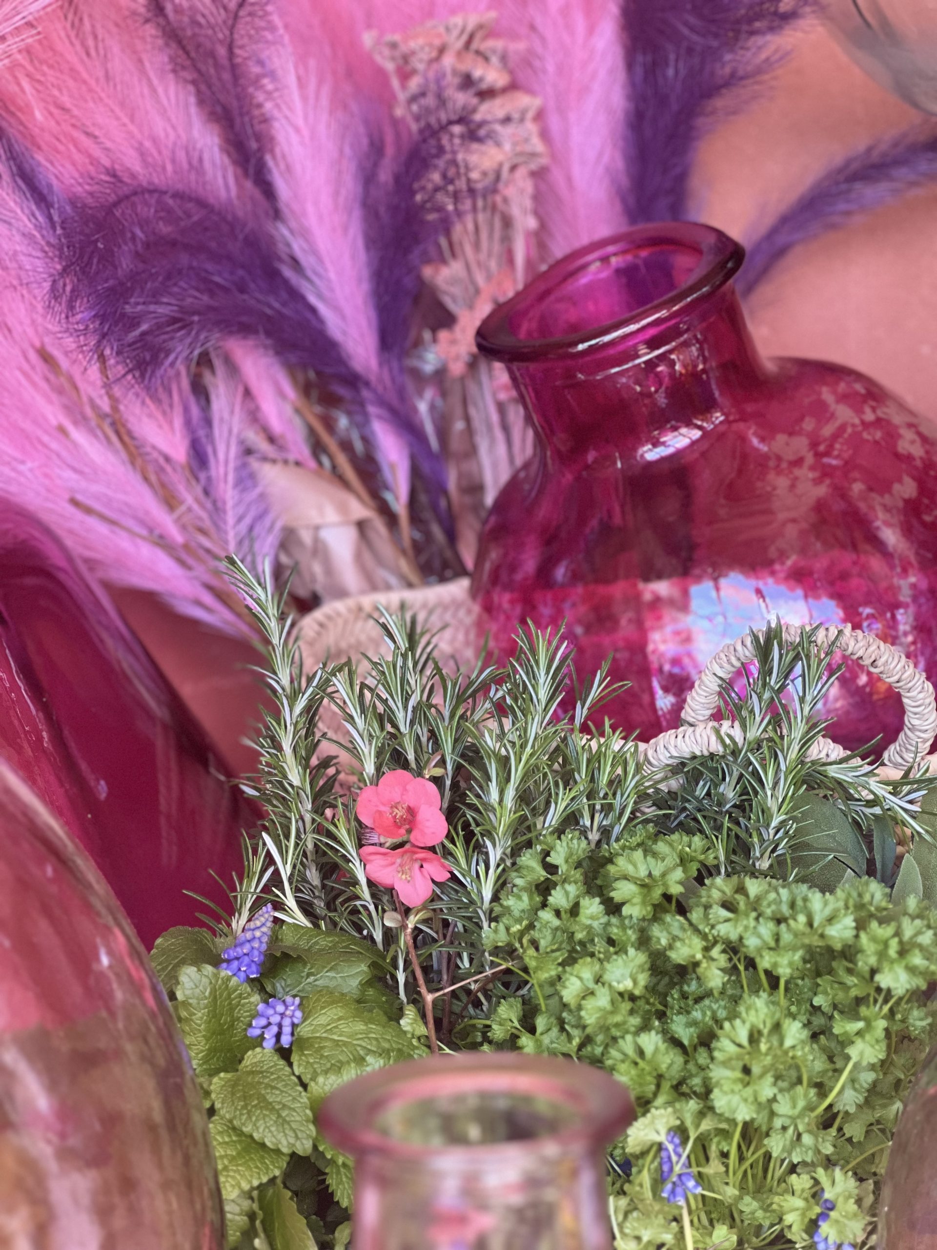 Égayez vos mariages, baptêmes, anniversaires et autres célébrations avec nos dames Jeanne colorées, un élément décoratif à la fois tendance et intemporel. Ces bouteilles en verre soufflé, disponibles dans une palette de couleurs vibrantes, apportent une touche d’élégance et de charme vintage à votre décoration. Utilisées comme vases pour des fleurs fraîches ou comme pièces maîtresses sur vos tables, les dames Jeanne créent une ambiance chaleureuse et accueillante, invitant vos invités à admirer chaque détail. Optez pour ces accessoires décoratifs uniques pour embellir vos événements et laissez une impression durable sur vos convives. Égayez vos mariages, baptêmes, anniversaires et autres célébrations avec nos dames Jeanne colorées, un élément décoratif à la fois tendance et intemporel. Ces bouteilles en verre soufflé, disponibles dans une palette de couleurs vibrantes, apportent une touche d’élégance et de charme vintage à votre décoration. Utilisées comme vases pour des fleurs fraîches ou comme pièces maîtresses sur vos tables, les dames Jeanne créent une ambiance chaleureuse et accueillante, invitant vos invités à admirer chaque détail. Optez pour ces accessoires décoratifs uniques pour embellir vos événements et laissez une impression durable sur vos convives.