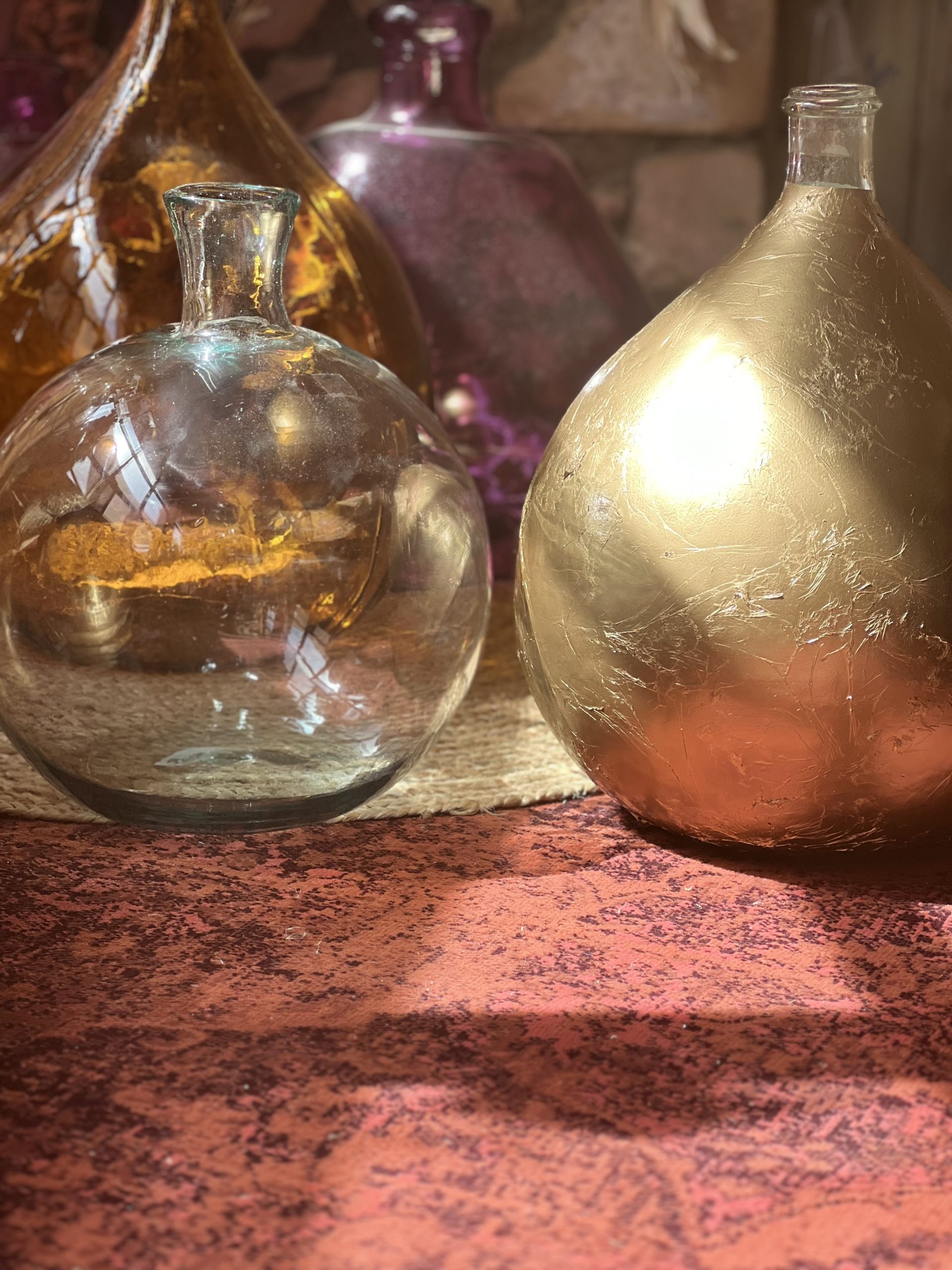 Égayez vos mariages, baptêmes, anniversaires et autres célébrations avec nos dames Jeanne colorées, un élément décoratif à la fois tendance et intemporel. Ces bouteilles en verre soufflé, disponibles dans une palette de couleurs vibrantes, apportent une touche d’élégance et de charme vintage à votre décoration. Utilisées comme vases pour des fleurs fraîches ou comme pièces maîtresses sur vos tables, les dames Jeanne créent une ambiance chaleureuse et accueillante, invitant vos invités à admirer chaque détail. Optez pour ces accessoires décoratifs uniques pour embellir vos événements et laissez une impression durable sur vos convives. Égayez vos mariages, baptêmes, anniversaires et autres célébrations avec nos dames Jeanne colorées, un élément décoratif à la fois tendance et intemporel. Ces bouteilles en verre soufflé, disponibles dans une palette de couleurs vibrantes, apportent une touche d’élégance et de charme vintage à votre décoration. Utilisées comme vases pour des fleurs fraîches ou comme pièces maîtresses sur vos tables, les dames Jeanne créent une ambiance chaleureuse et accueillante, invitant vos invités à admirer chaque détail. Optez pour ces accessoires décoratifs uniques pour embellir vos événements et laissez une impression durable sur vos convives.