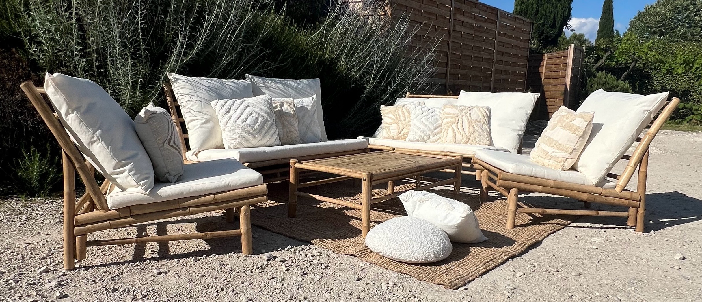 Ajoutez une touche d’élégance naturelle à vos mariages, baptêmes, anniversaires et événements spéciaux avec notre salon en bois et notre banc tissé. Ce mobilier raffiné crée un espace chaleureux et convivial où vos invités pourront se détendre et profiter des célébrations. Le salon en bois se marie parfaitement avec des décorations rustiques ou modernes, tandis que le banc tissé apporte une note de sophistication. Offrez à vos événements une atmosphère unique et mémorable où confort et style se rencontrent. Ajoutez une touche d’élégance naturelle à vos mariages, baptêmes, anniversaires et événements spéciaux avec notre salon en bois et notre banc tissé. Ce mobilier raffiné crée un espace chaleureux et convivial où vos invités pourront se détendre et profiter des célébrations. Le salon en bois se marie parfaitement avec des décorations rustiques ou modernes, tandis que le banc tissé apporte une note de sophistication. Offrez à vos événements une atmosphère unique et mémorable où confort et style se rencontrent.