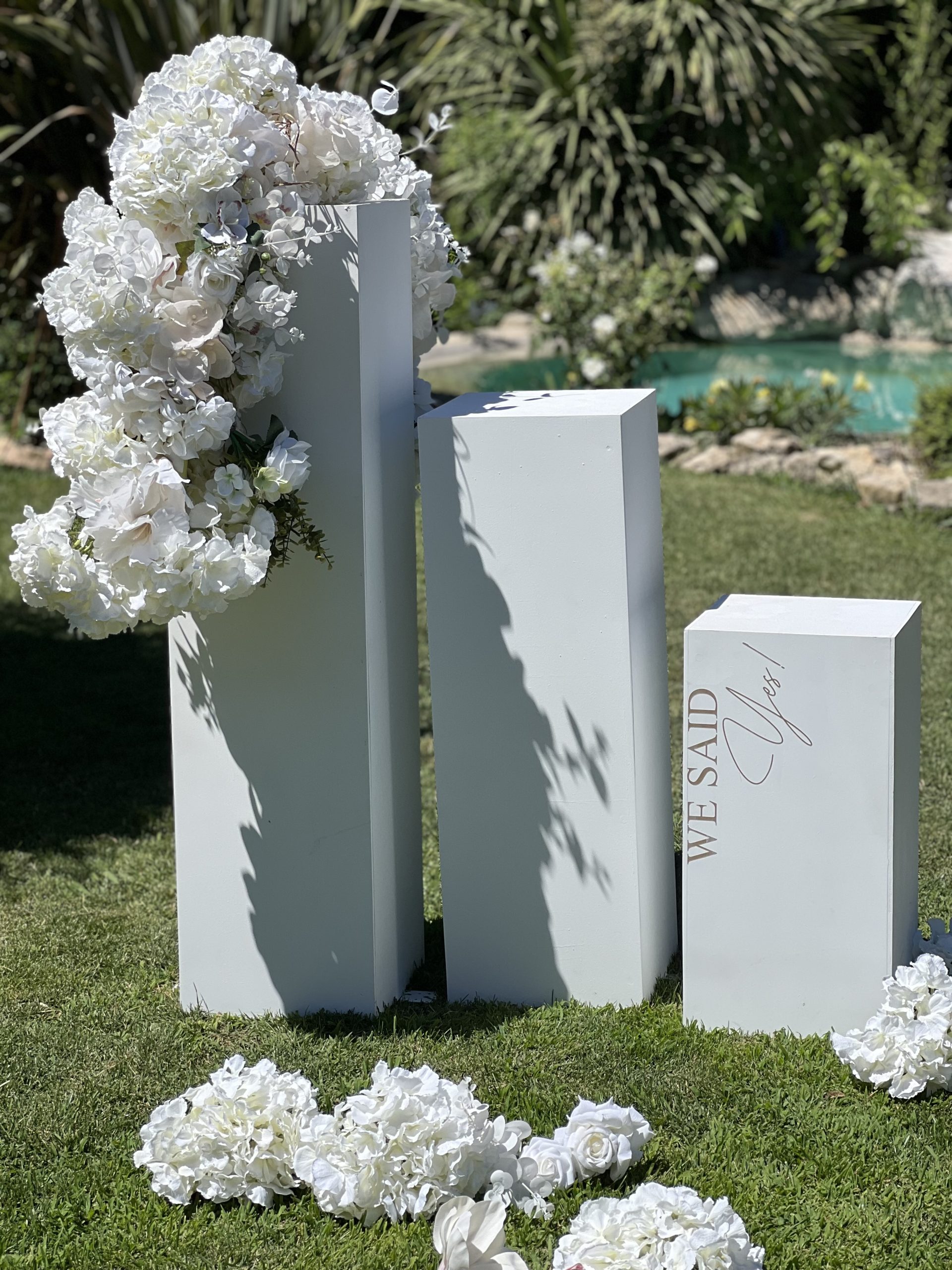 Ajoutez une touche de luxe et d'élégance à votre décoration d'événement avec notre colonne blanche ! Notre colonne blanche est conçue pour être un élément central de votre décoration, créant une ambiance élégante et raffinée. Parfaite pour les mariages, les baptêmes, les anniversaires et les autres événements spéciaux, notre colonne blanche est une façon de créer une atmosphère unique et mémorable. Utilisez-la pour afficher des fleurs, des décorations ou des objets personnels, et ajoutez une touche de sophistication à votre événement. Ajoutez une touche de luxe et d'élégance à votre décoration d'événement avec notre colonne blanche ! Notre colonne blanche est conçue pour être un élément central de votre décoration, créant une ambiance élégante et raffinée. Parfaite pour les mariages, les baptêmes, les anniversaires et les autres événements spéciaux, notre colonne blanche est une façon de créer une atmosphère unique et mémorable. Utilisez-la pour afficher des fleurs, des décorations ou des objets personnels, et ajoutez une touche de sophistication à votre événement.