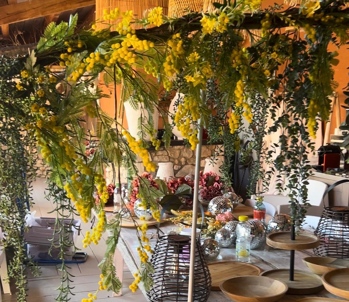 Apportez une touche de fraîcheur à vos célébrations avec notre barre en bois ornée de citrons et de fleurs. Parfaite pour les mariages, baptêmes et anniversaires, cette pièce unique ajoute du charme et de la couleur à votre décoration. Idéale pour servir des boissons ou comme point focal, elle émerveillera vos invités et rendra chaque événement mémorable. Apportez une touche de fraîcheur à vos célébrations avec notre barre en bois ornée de citrons et de fleurs. Parfaite pour les mariages, baptêmes et anniversaires, cette pièce unique ajoute du charme et de la couleur à votre décoration. Idéale pour servir des boissons ou comme point focal, elle émerveillera vos invités et rendra chaque événement mémorable.