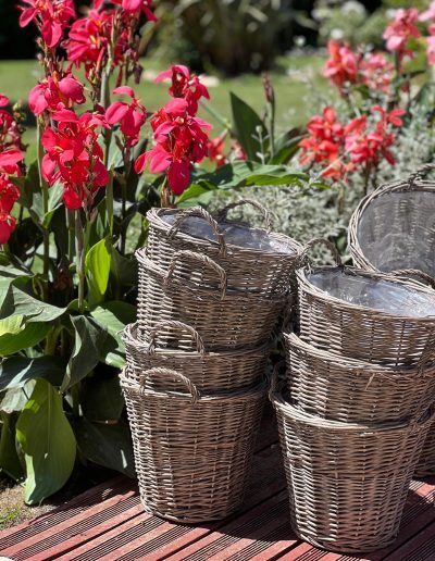 Paniers pour Mariage, Décoration de Cérémonie de Mariage, Paniers en Osier, en Bois ou en Tissu, Décoration Élégante pour Mariage en Plein Air ou en Intérieur, Paniers pour Réception de Mariage, Décor de Mariage avec Paniers, Paniers pour Fleurs, Bouquets ou Décoration de Table, Paniers pour Mariage Laïque ou Traditionnel