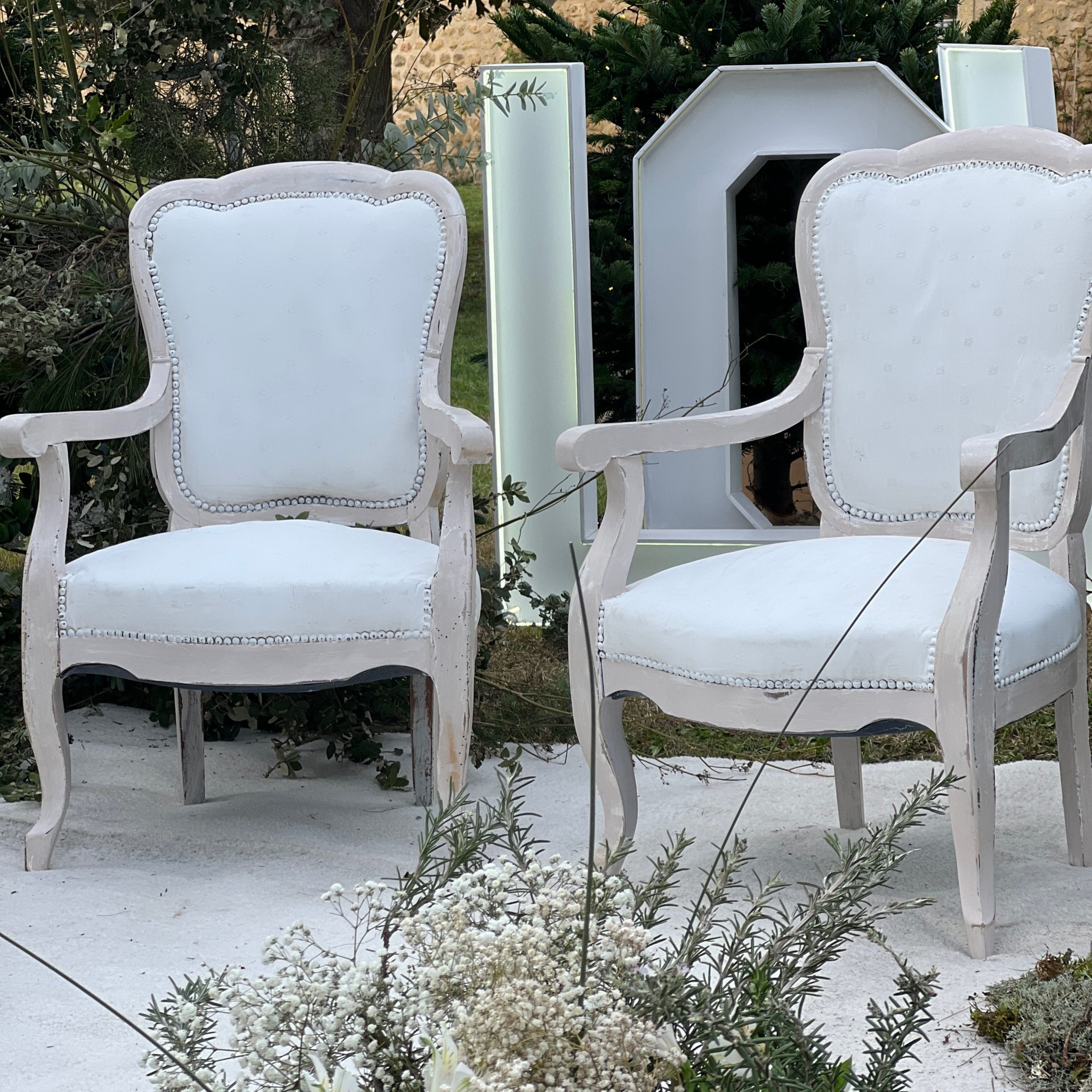 Canapé et Fauteuils Marseillais Banquette et fauteuils Marseillais en location – Élégance provençale pour mariage Ensemble banquette et fauteuils Marseillais – Charme authentique pour événements Location de fauteuils Marseillais – Ambiance cosy et raffinée Décoration élégante avec banquette Marseillaise – Parfait pour baptêmes et anniversaires Assises provençales pour événement – Banquette et fauteuils Marseillais